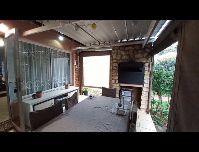 2 BEDROOM TOWNHOUSE FOR SALE IN PIERRE VAN RYNEVELD